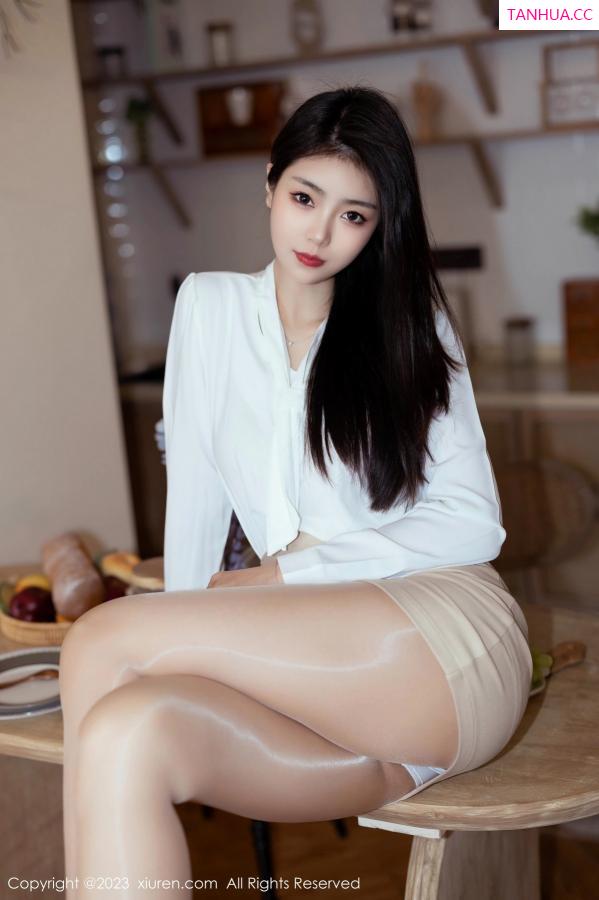 可乐Vicky  [XiuRen]高清写真图 2023.03.24 No.6465 可乐Vicky 短裙美腿第18张图片
